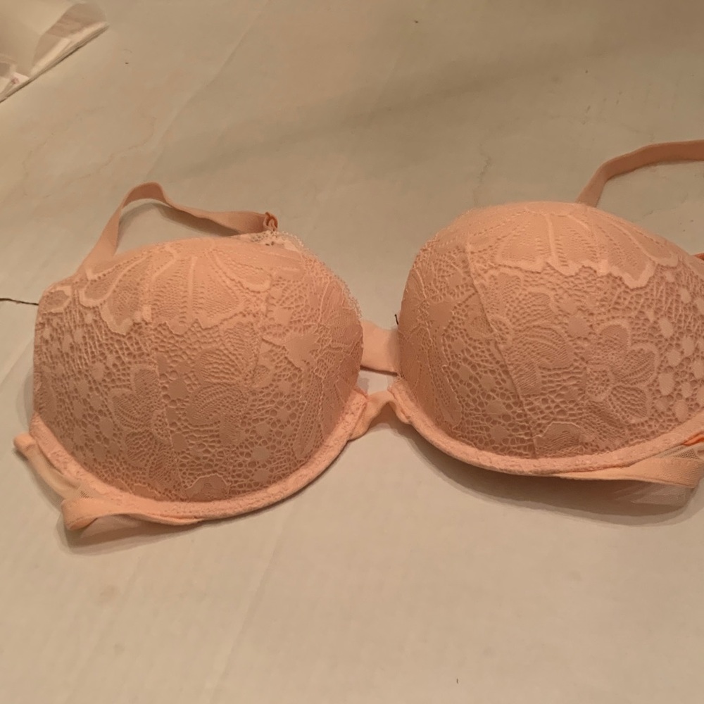 NWOT Victoria's Secret Lace Push-Up Bra in Light Peach 36C